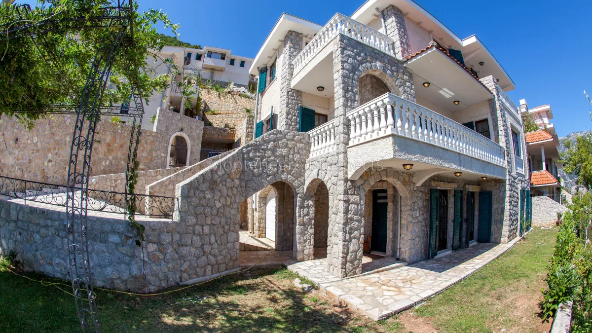 Spacious villa for sale 1 of 1 48