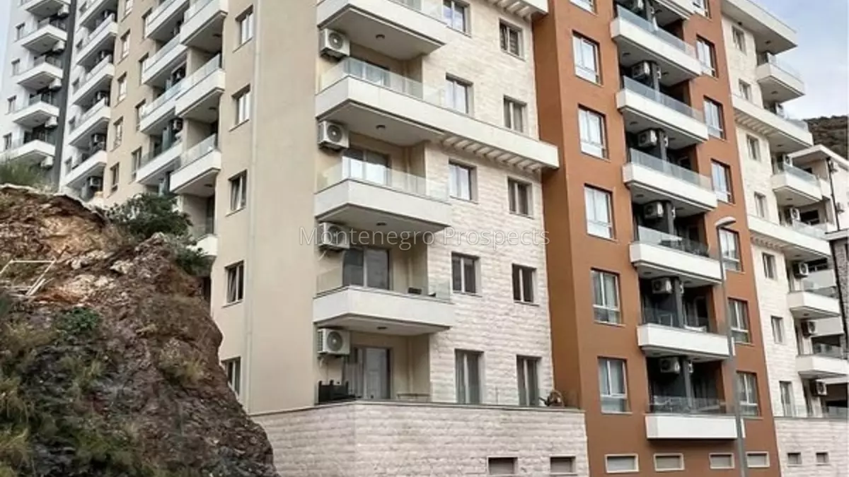 77074 dvosoban stan becici 3 600x800
