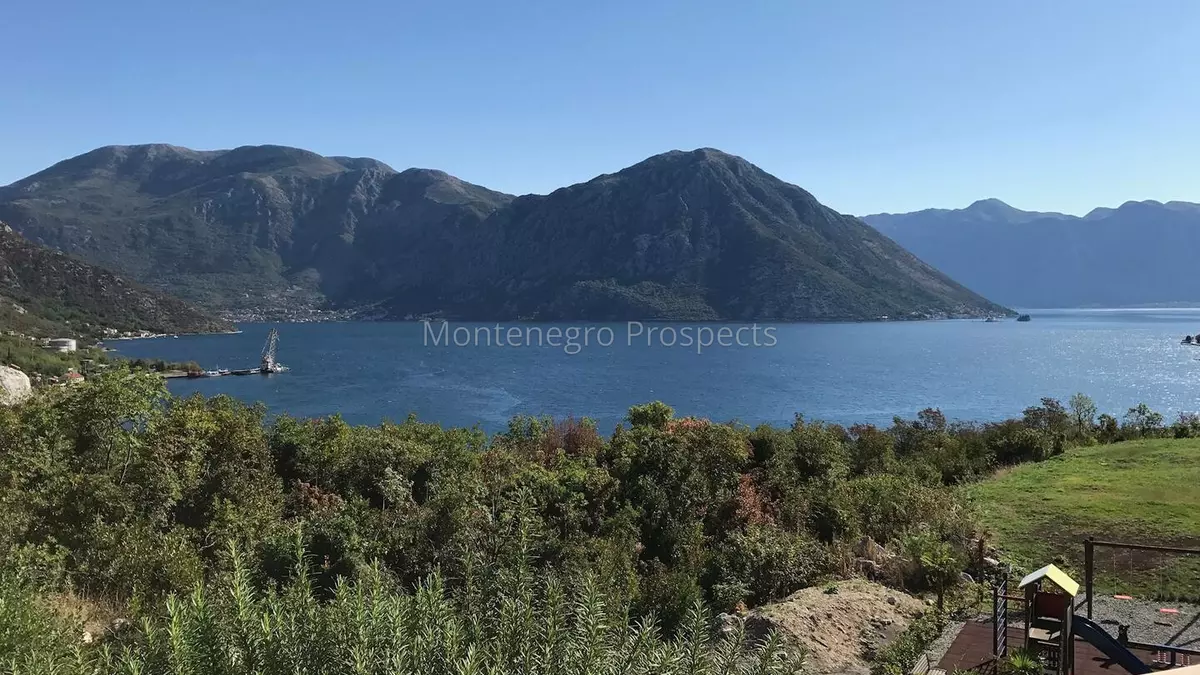 Stunning top floor two bedroom apartment with spectacular bay views strong rental potential 13802 1