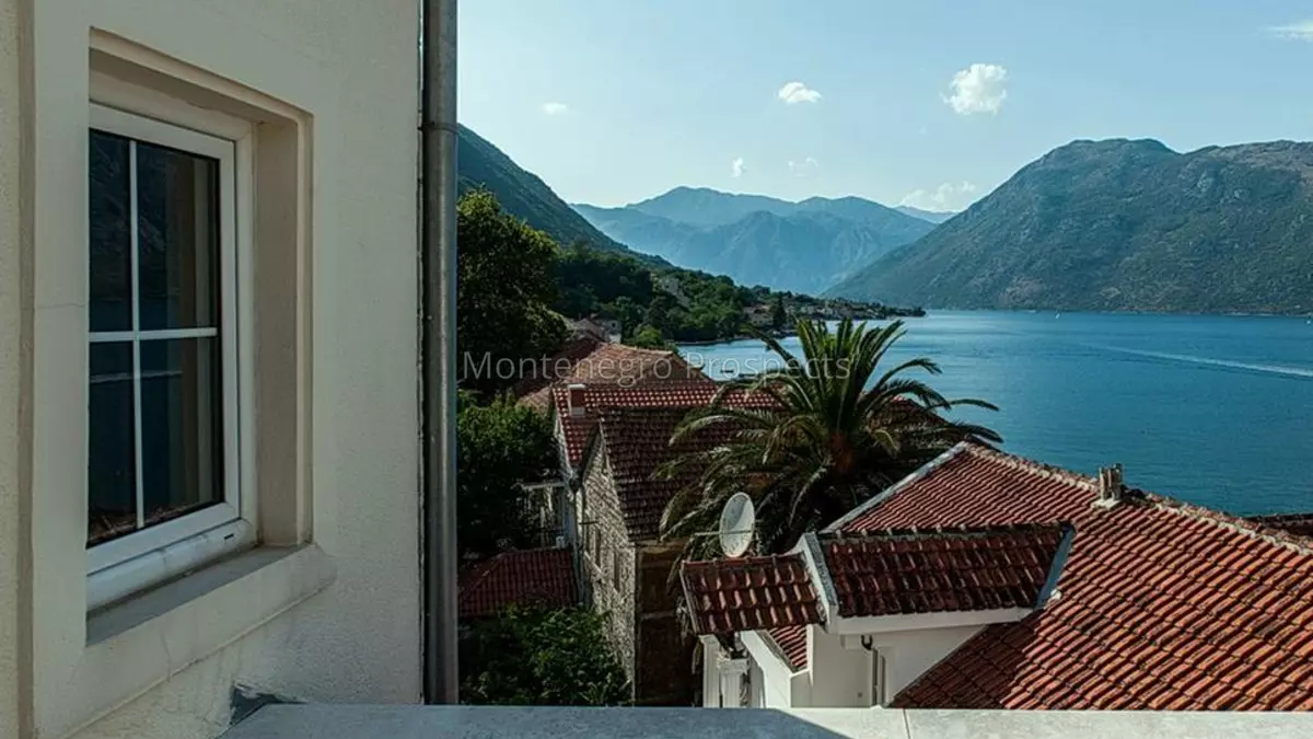 One bedroom apartment in historic stone palace with stunning sea views 13823 2