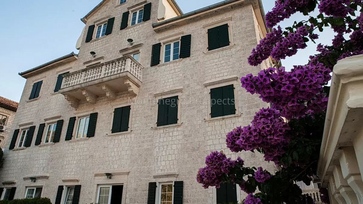 One bedroom apartment in historic stone palace with stunning sea views 13823 9