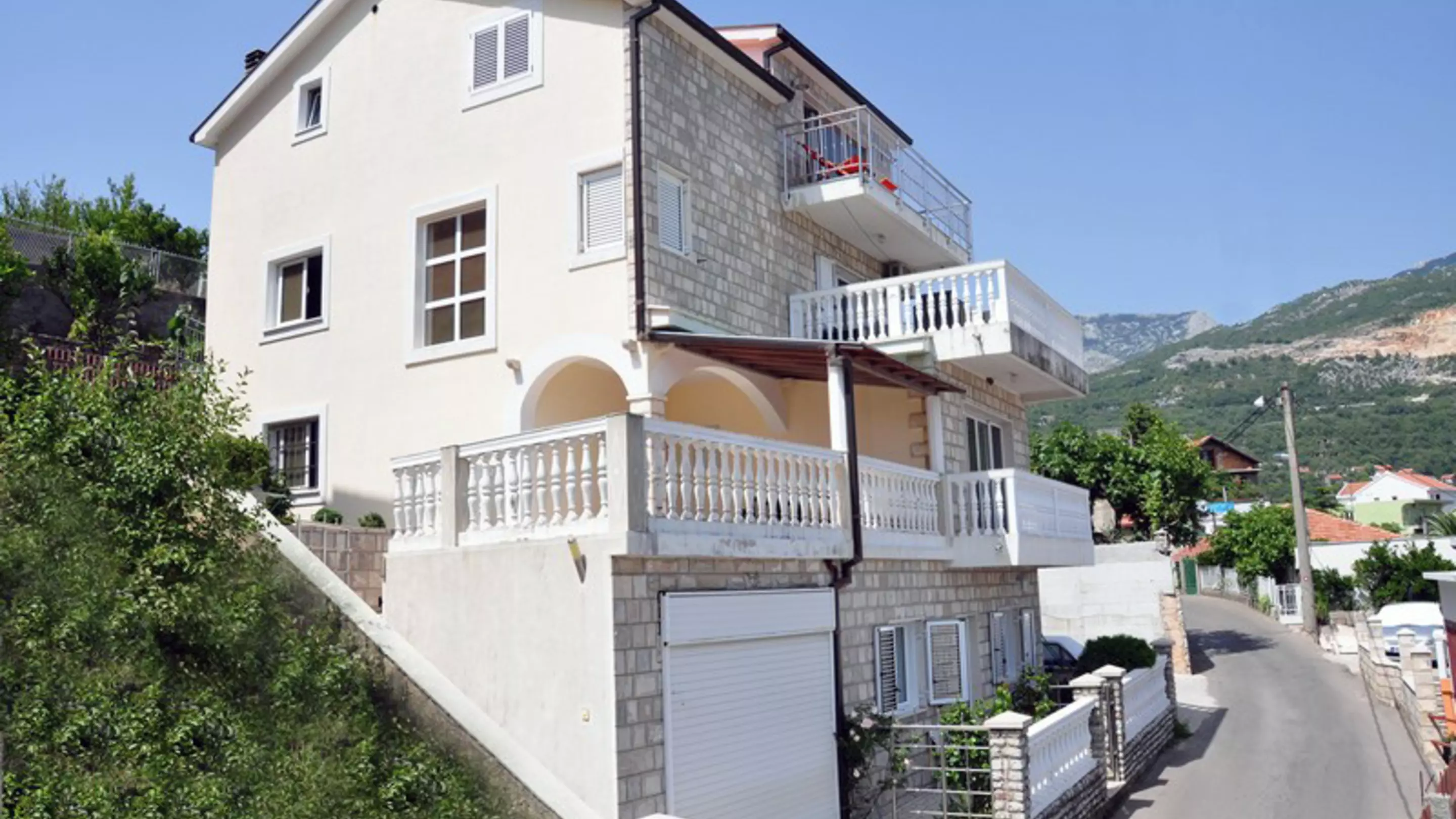 Герцег нови 2 виллы. Черногория херцег-нови улицы. Херцег нови улицы города. Херцег нови дом. Херцег нови вид сверху.