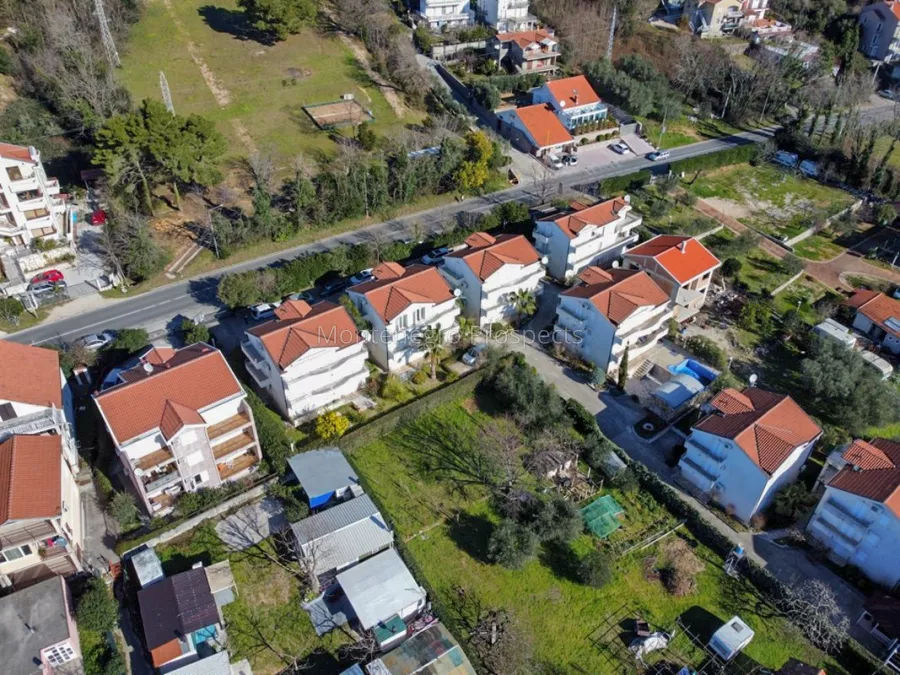 Kvartira s tremya spalnyami prekrasnym vidom na more v komplekse na pervoy linii v biele 12394 17