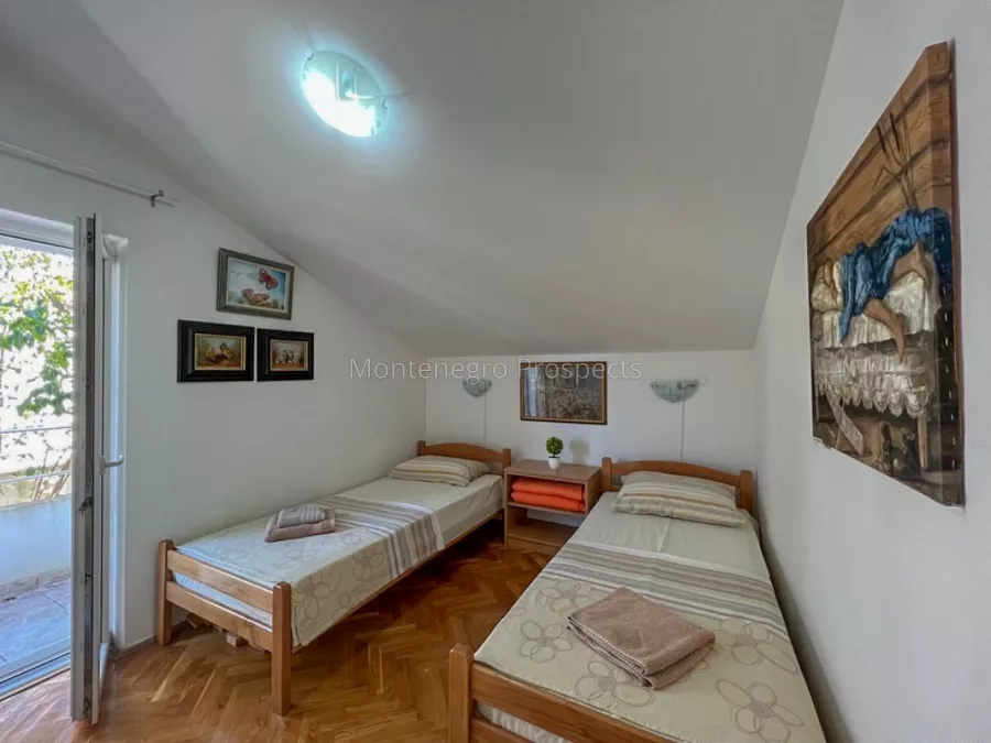 Kvartira s tremya spalnyami prekrasnym vidom na more v komplekse na pervoy linii v biele 12394 9