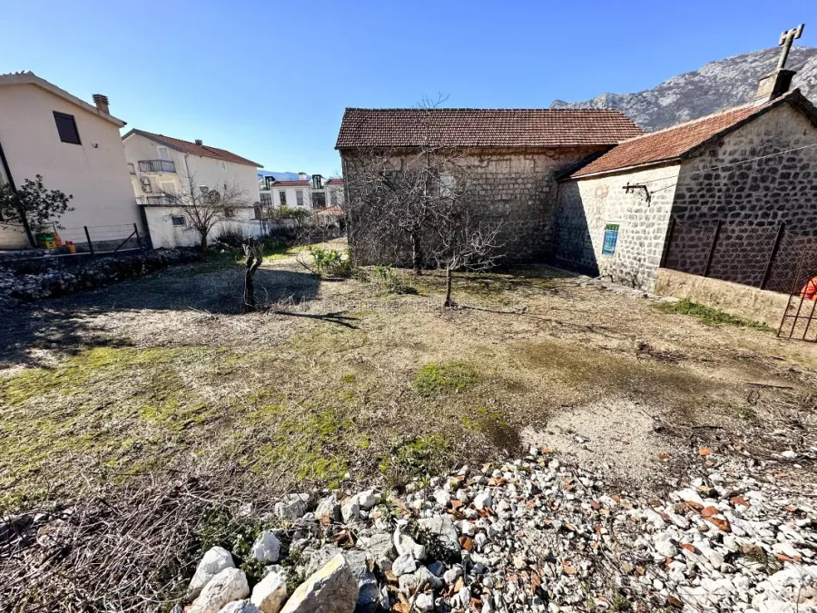 House with plot risan 13556 11 1067x800