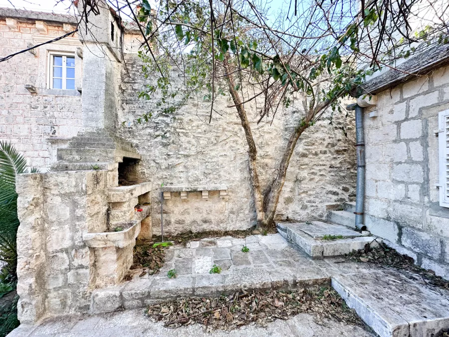 Stone town house perast 15