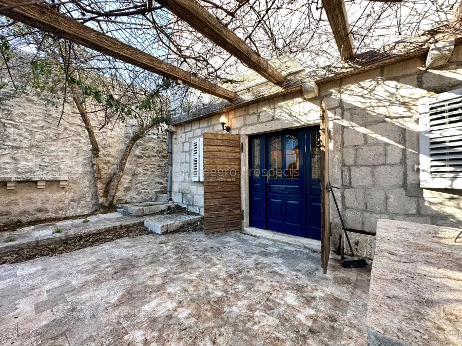 Stone town house perast 8