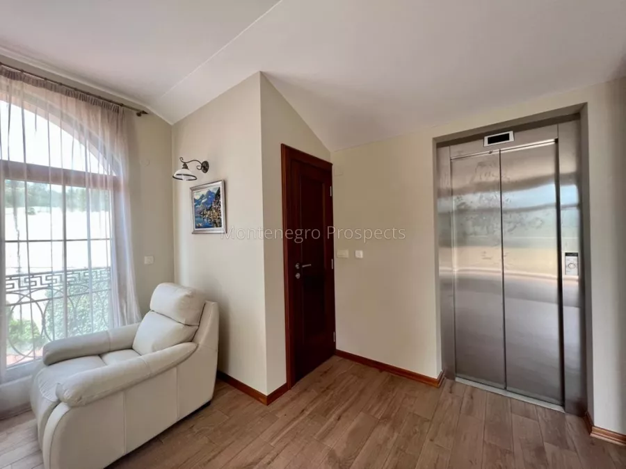 Vila s basejnom v rezevici 12533 34 1067x800