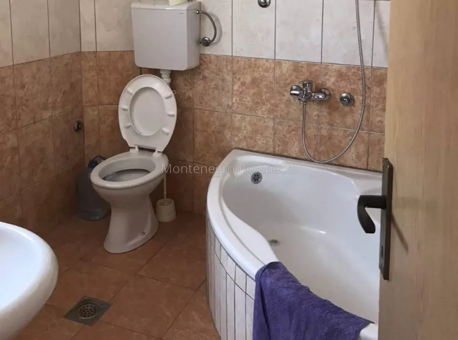 Dom v bare nedaleko od skoli 12566 9 1077x800