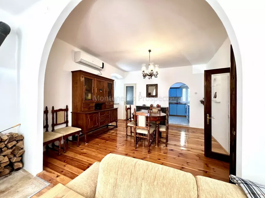 Three bedroom apartment on the first line to the sea kotor 13708 13