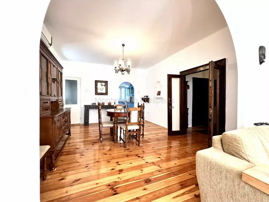 Three bedroom apartment on the first line to the sea kotor 13708 14