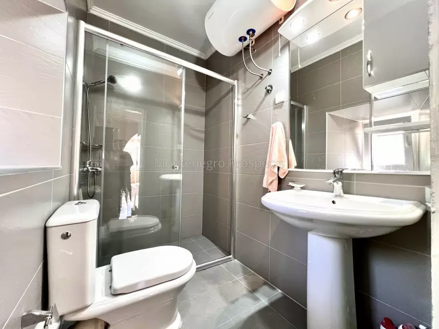 Three bedroom apartment on the first line to the sea kotor 13708 16