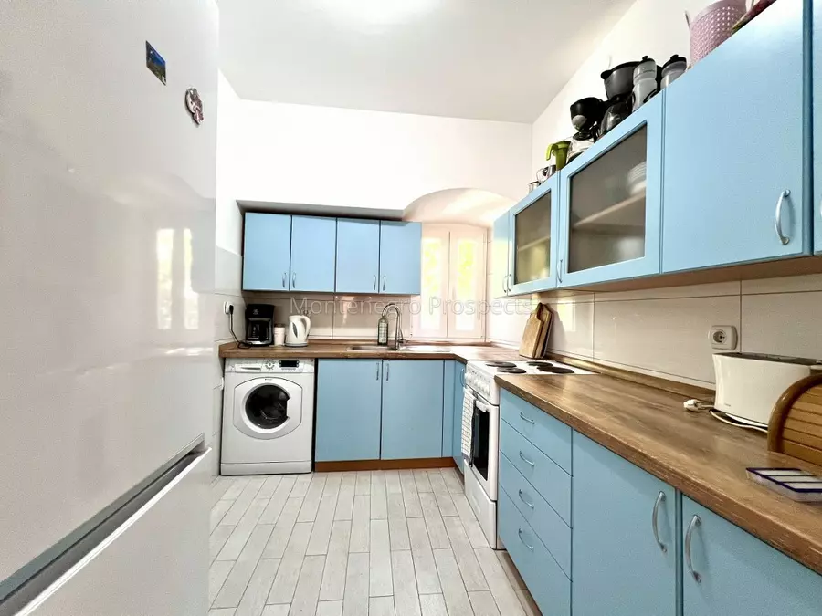 Three bedroom apartment on the first line to the sea kotor 13708 17