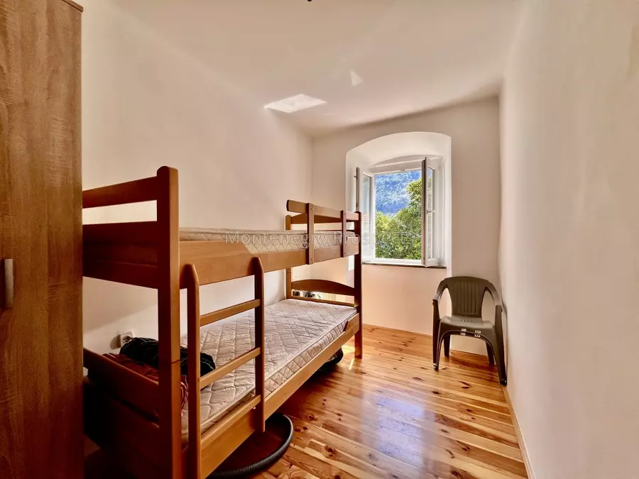Three bedroom apartment on the first line to the sea kotor 13708 5