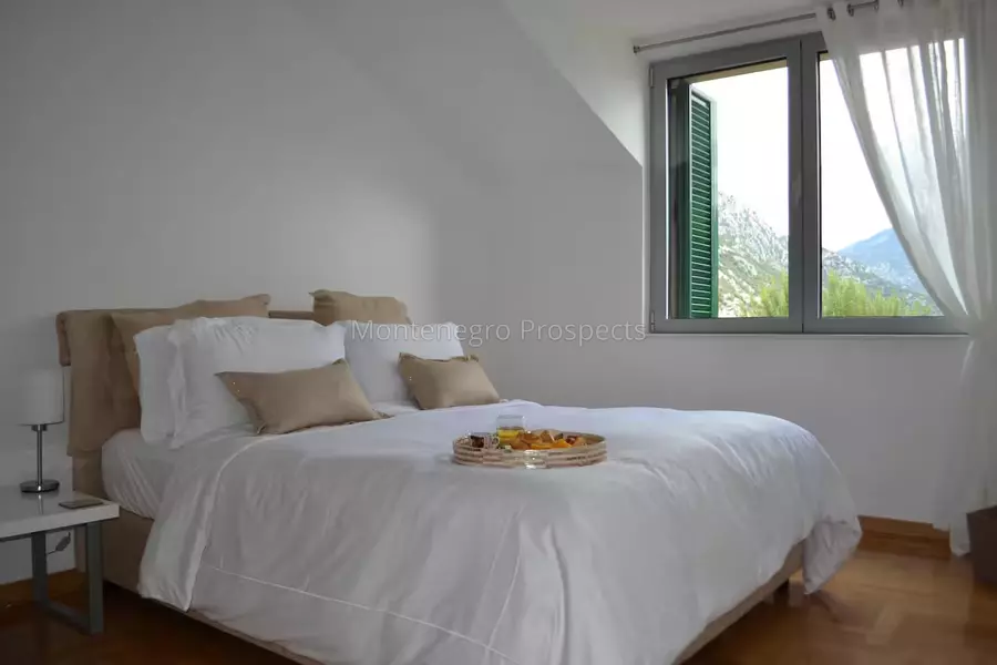 Stunning top floor two bedroom apartment with spectacular bay views   strong rental potential  13802 1