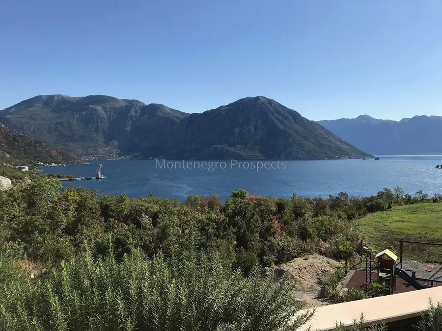 Stunning top floor two bedroom apartment with spectacular bay views strong rental potential 13802 1