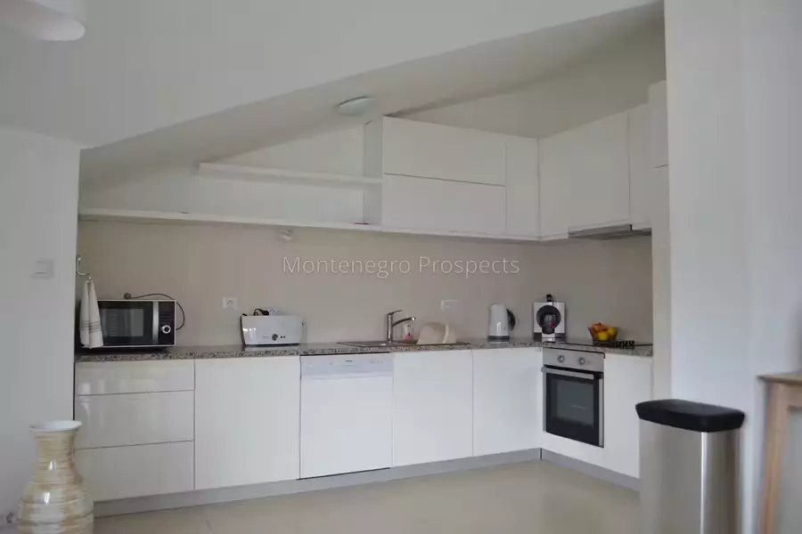 Stunning top floor two bedroom apartment with spectacular bay views strong rental potential 13802 12