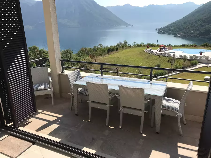 Stunning top floor two bedroom apartment with spectacular bay views strong rental potential 13802 1