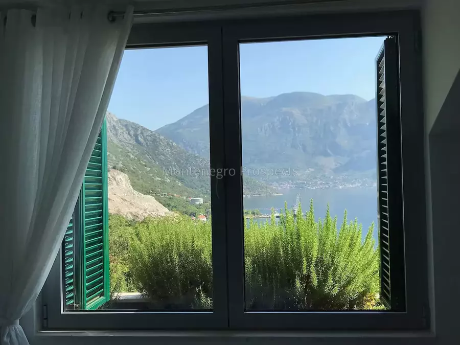 Stunning top floor two bedroom apartment with spectacular bay views strong rental potential 13802 3
