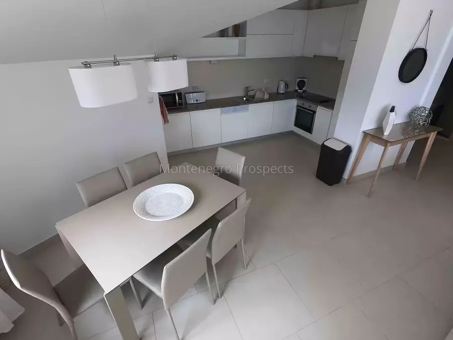 Stunning top floor two bedroom apartment with spectacular bay views strong rental potential 13802 4