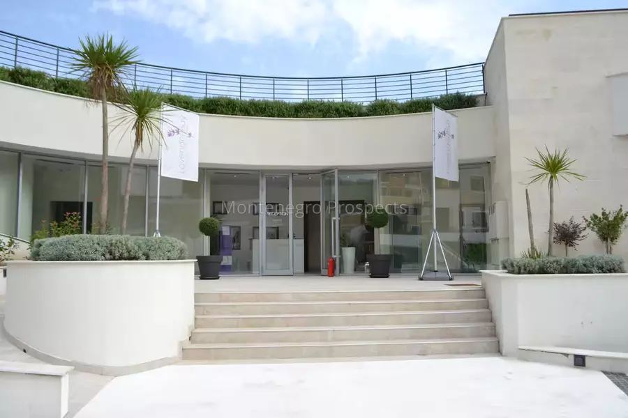 Stunning top floor two bedroom apartment with spectacular bay views strong rental potential 13802 5