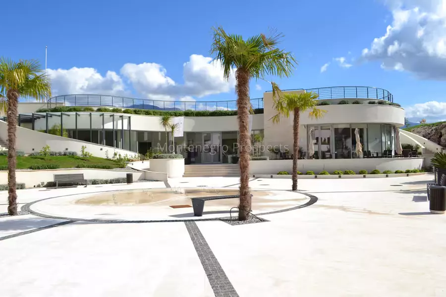 Stunning top floor two bedroom apartment with spectacular bay views strong rental potential 13802 9 1