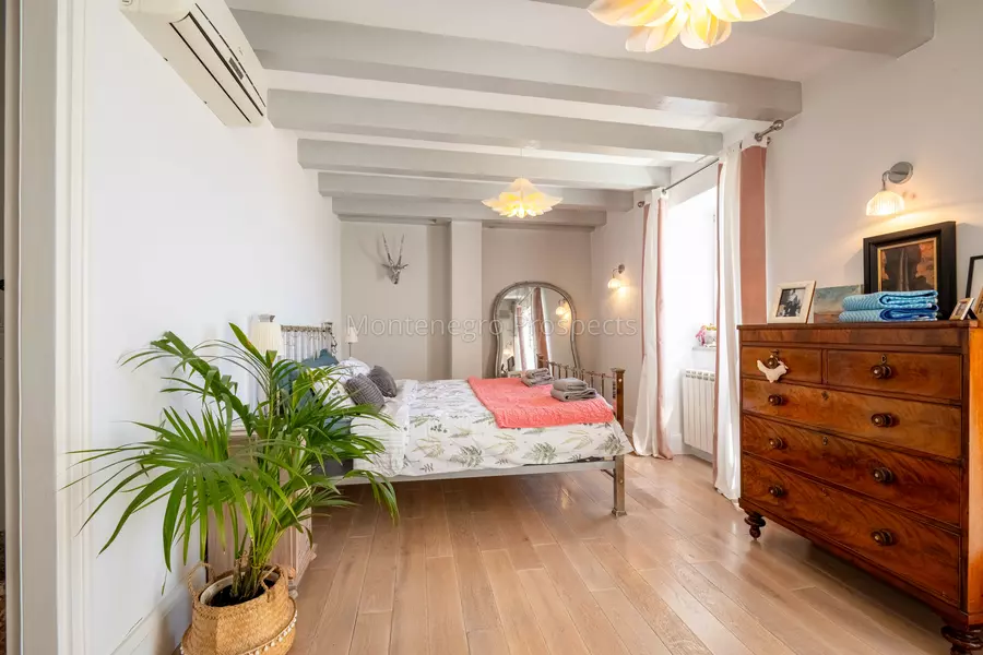 14168 lustica vila for sale 78