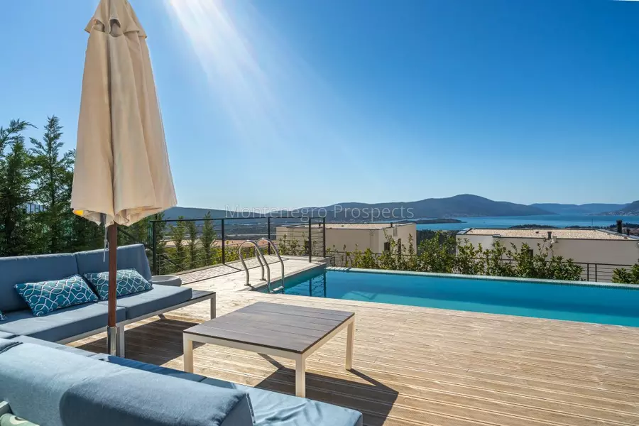 Modern luxury villa with a pool kavac 13810 1