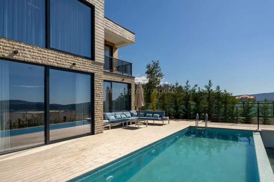 Modern luxury villa with a pool kavac 13810 15
