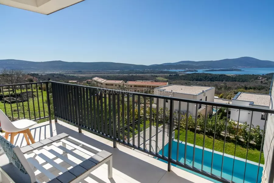 Modern luxury villa with a pool kavac 13810 3
