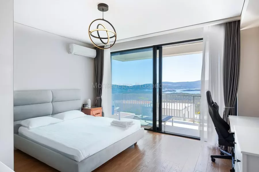 Modern luxury villa with a pool kavac 13810 8