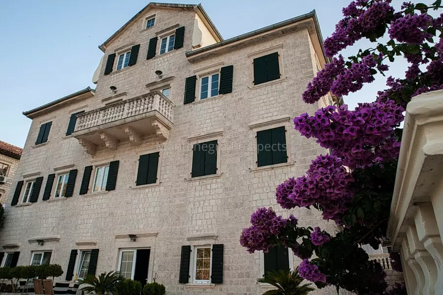 One bedroom apartment in historic stone palace with stunning sea views 13823 9
