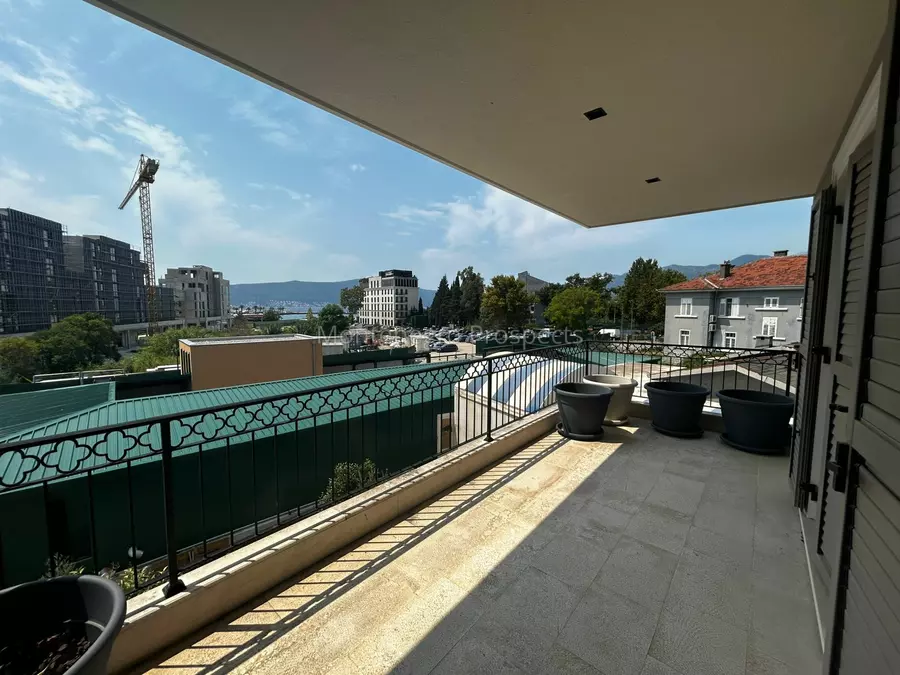 14186 apartment next to porto montenegro 25