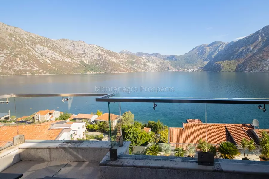 Two bedroom apartment with garage and panoramic sea view on the waterfront   kostanjica kotor 13791 40