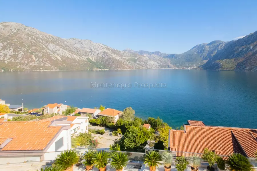 Two bedroom apartment with garage and panoramic sea view on the waterfront   kostanjica kotor 13791 41