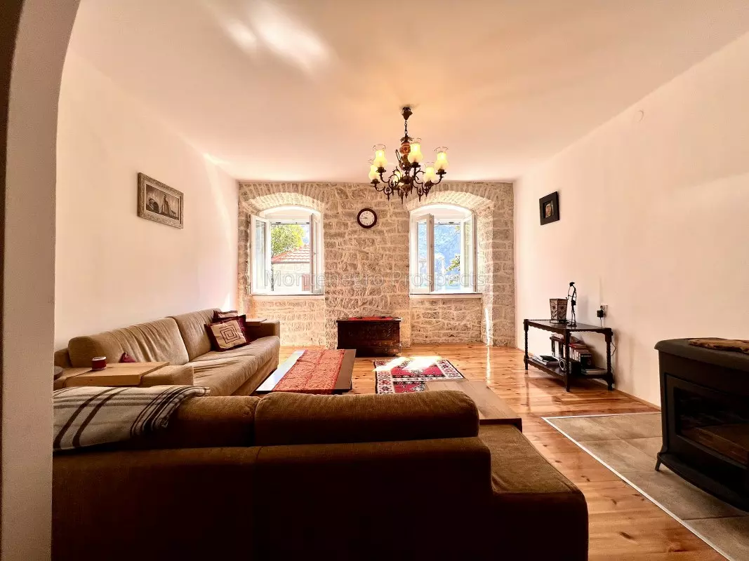 Three bedroom apartment on the first line to the sea kotor 13708 12