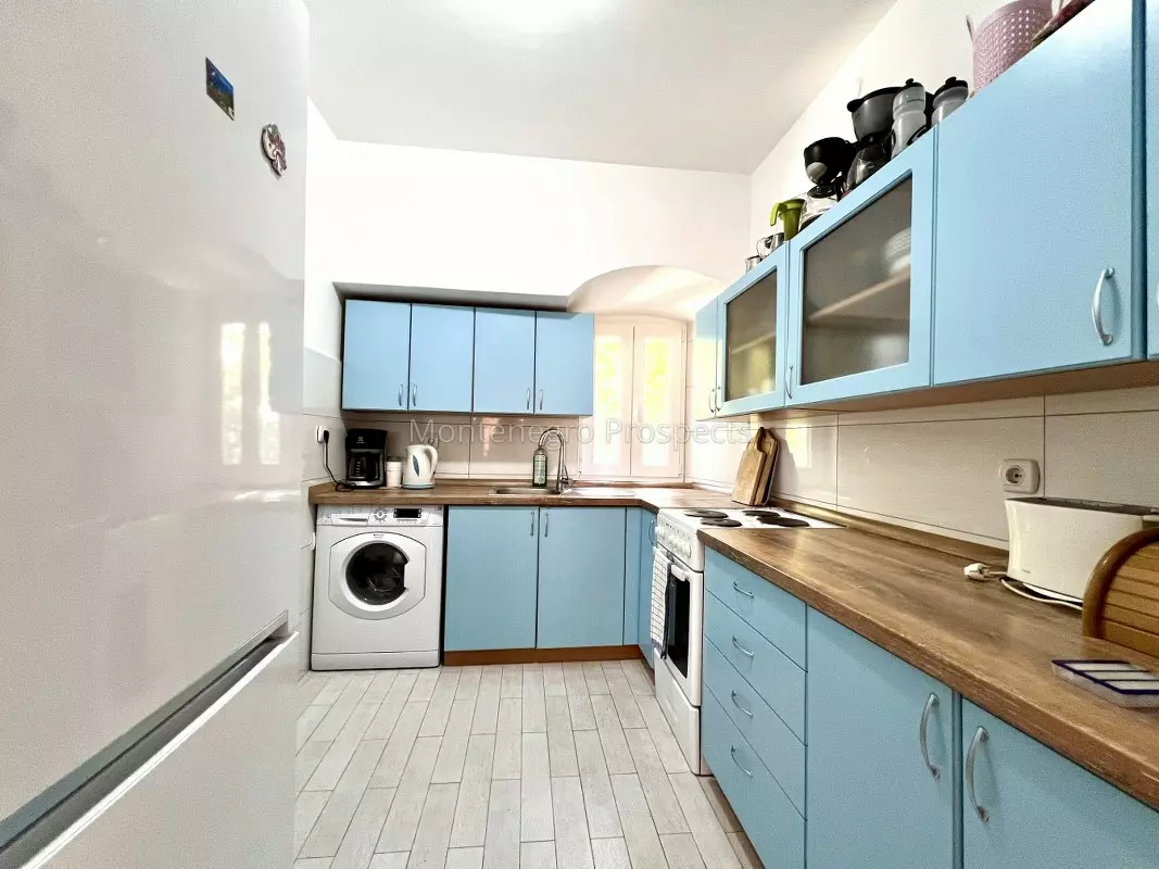 Three bedroom apartment on the first line to the sea kotor 13708 17