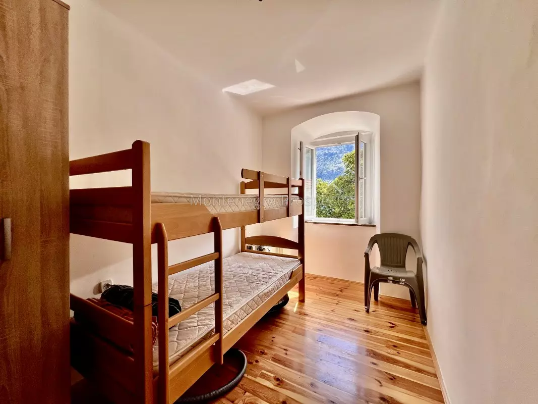 Three bedroom apartment on the first line to the sea kotor 13708 5