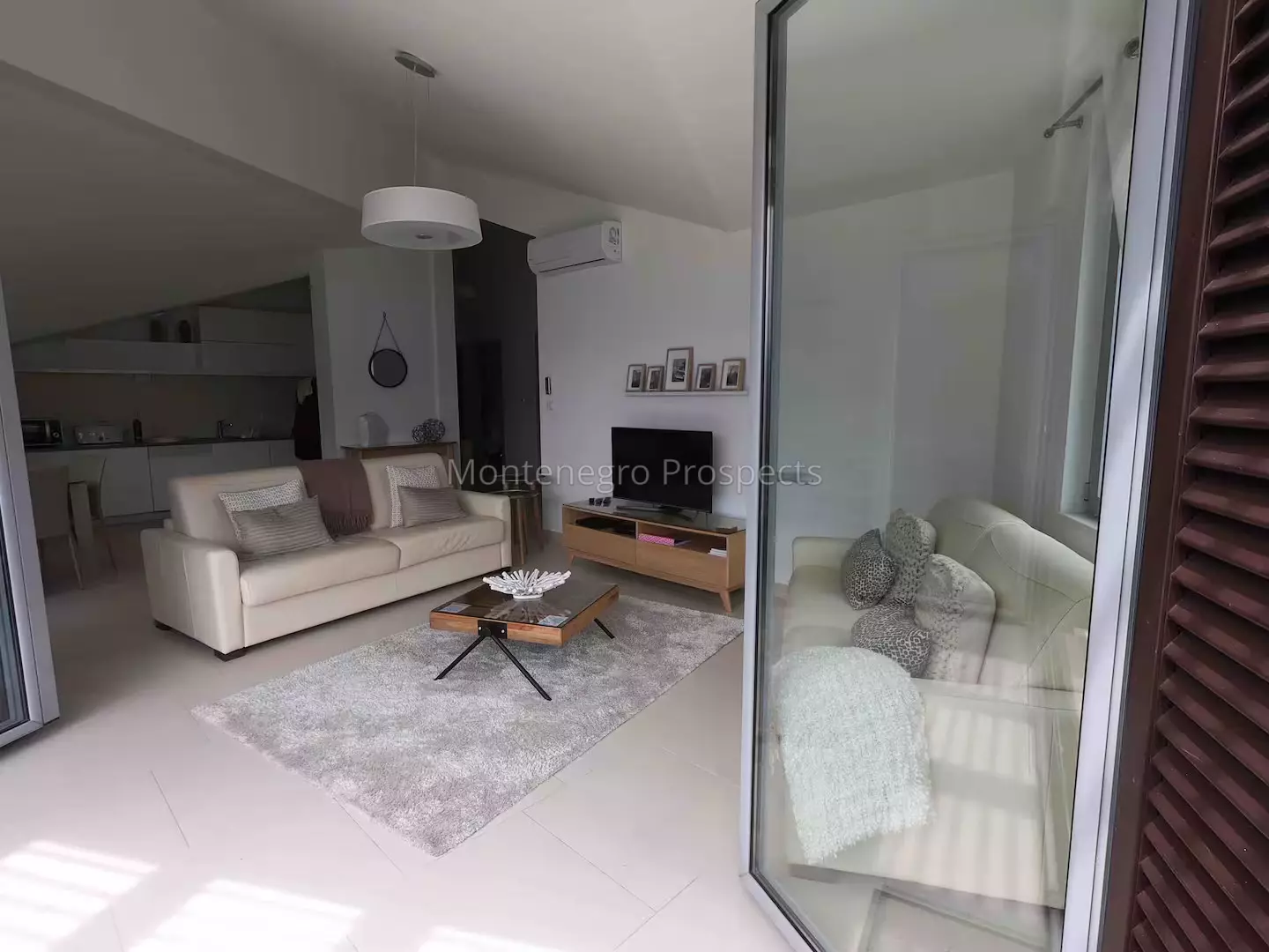 Stunning top floor two bedroom apartment with spectacular bay views strong rental potential 13802 2