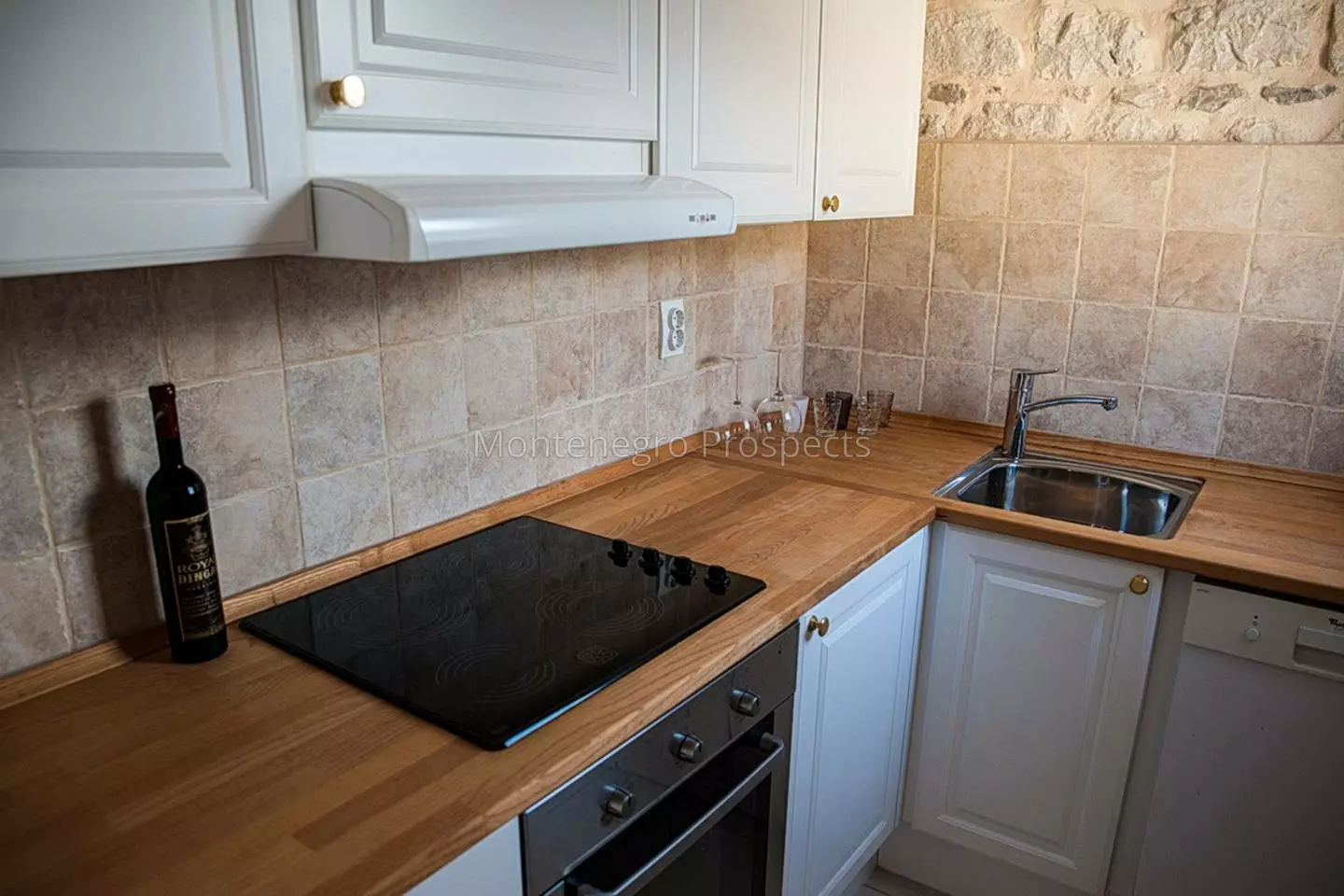 One bedroom apartment in historic stone palace with stunning sea views 13823 8