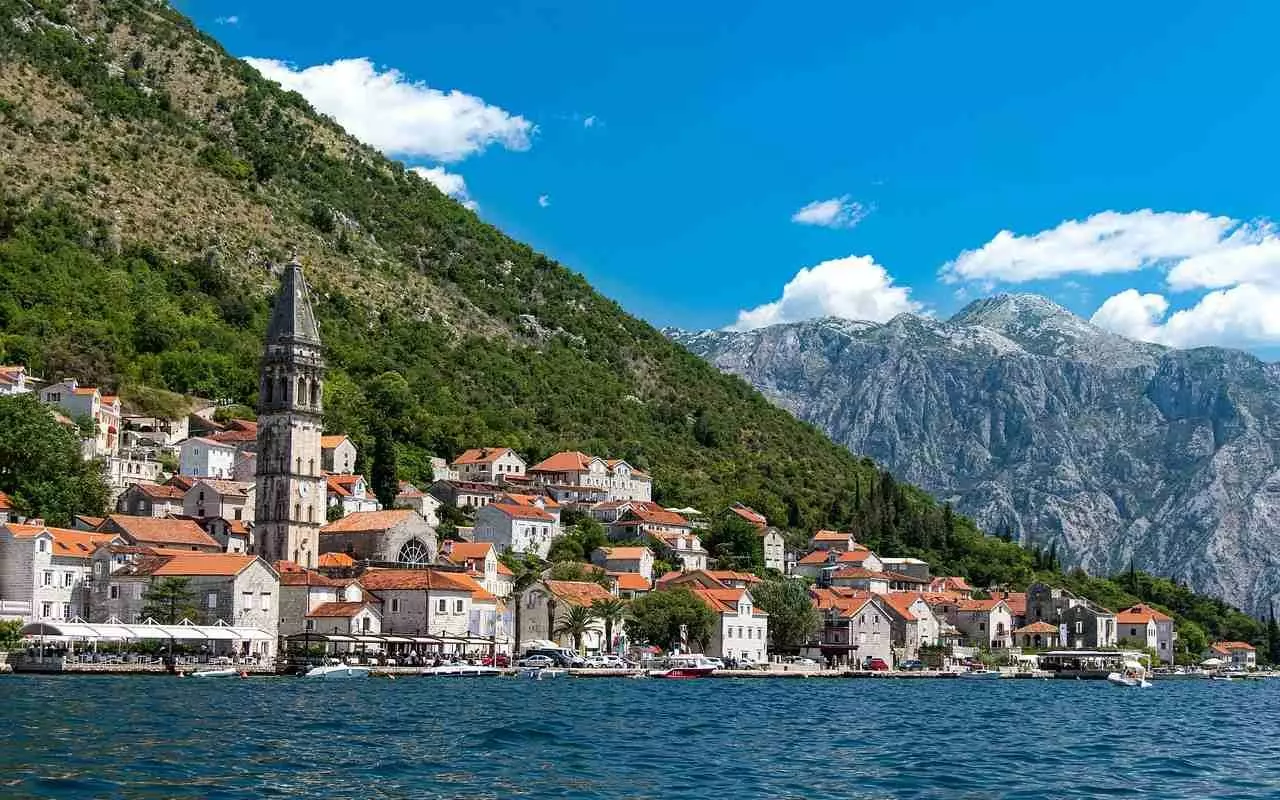 Perast buildings sea mountains